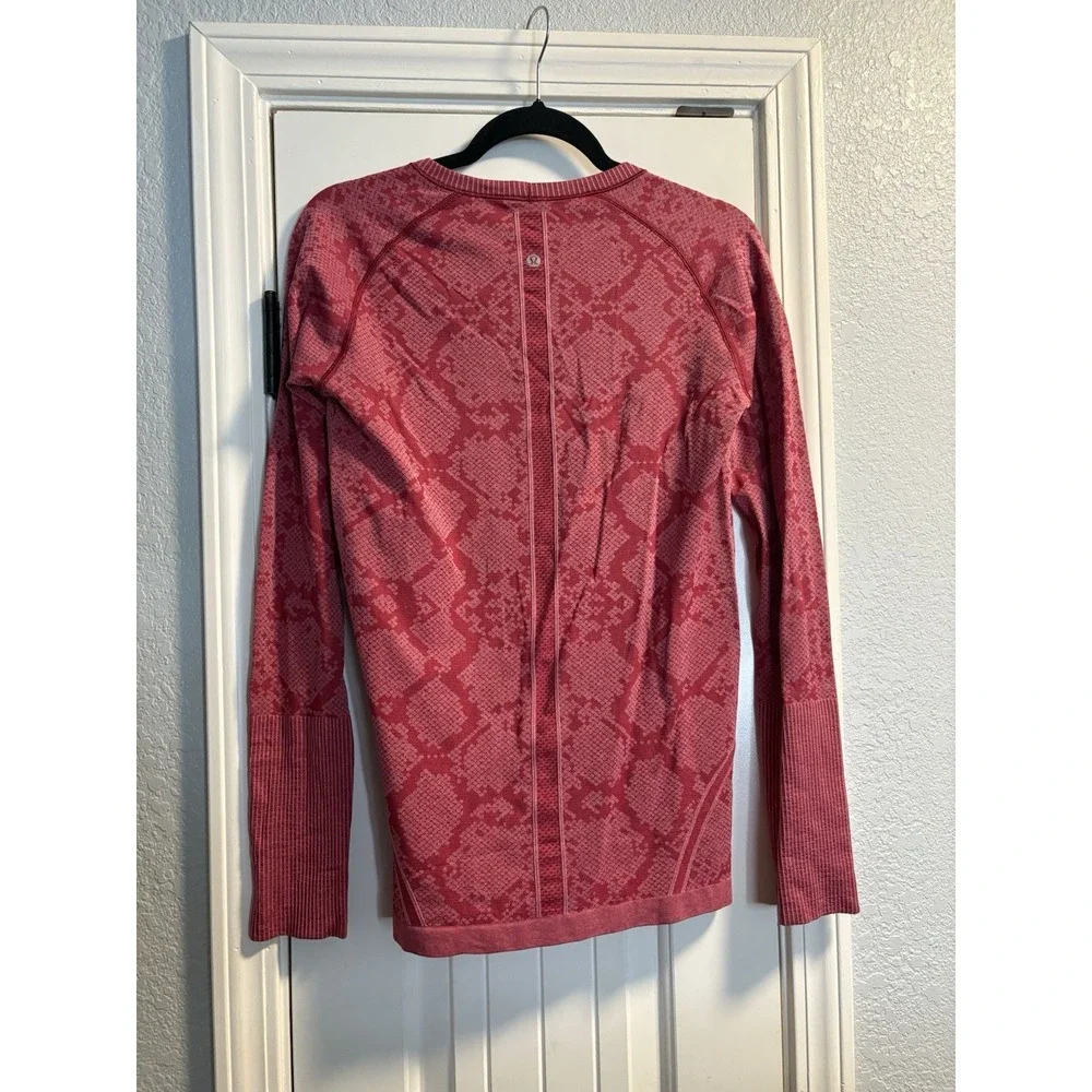 Lululemon Swiftly Tech Long Sleeve Crew Women Size 10 Berry Red Jacquard Camo